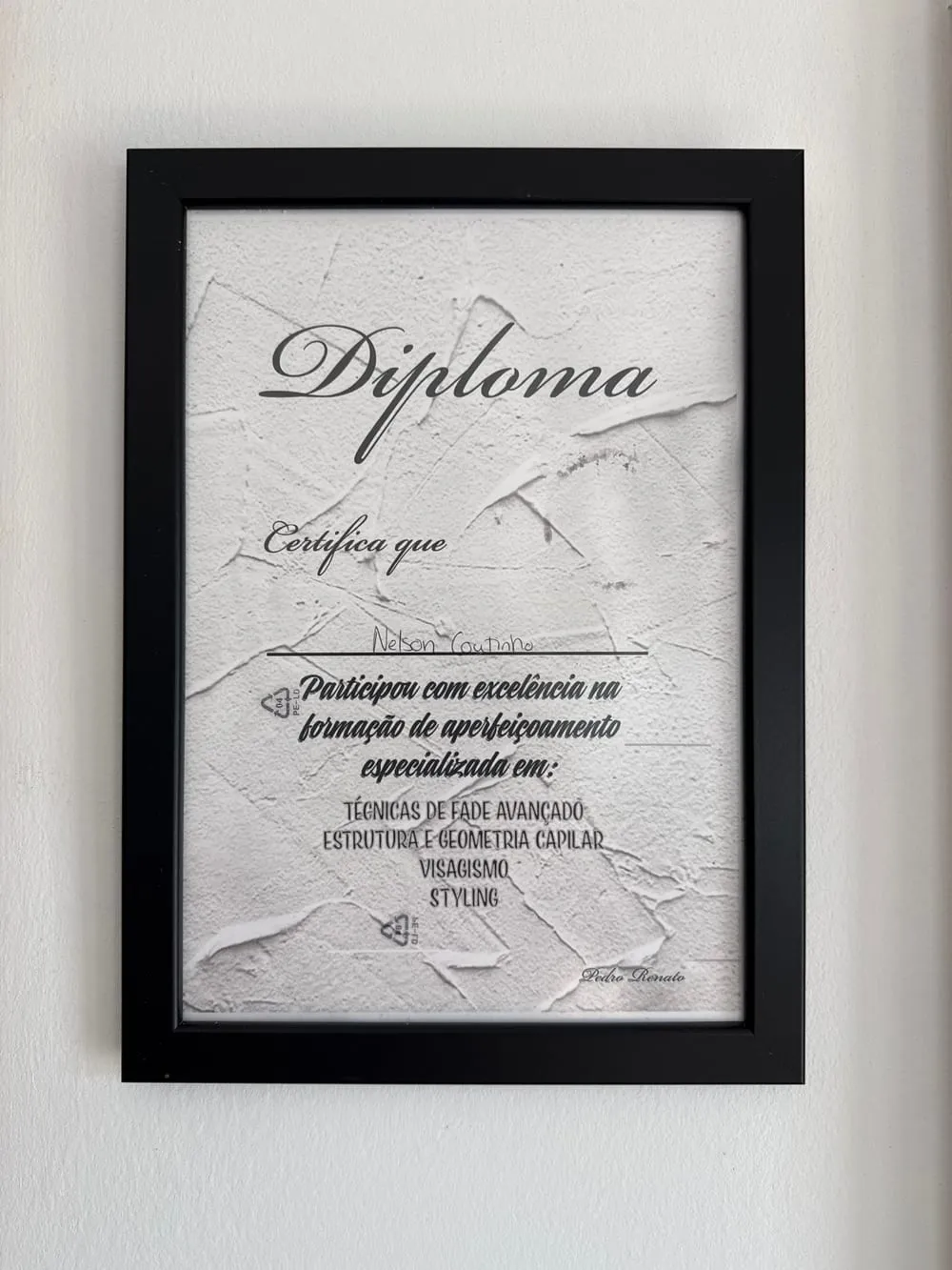 Diploma de aperfeiçoamento em fade avançado, geometria capilar, visagismo e styling.
